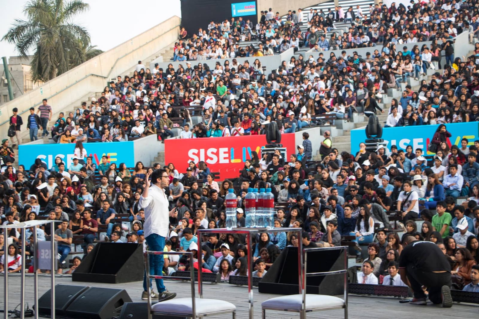Mario Armas hablando ante miles de personas en SISE Live, Lima